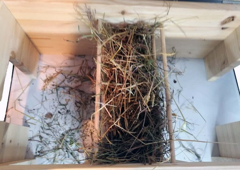 Meerschweinchenhaus XXL mit Heuraufe, Motiven & Schutzlasur - - Nagerstore